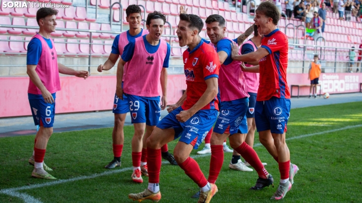 En fotos: El Numancia suma el primer triunfo del curso delante de más de 2.300 aficionados