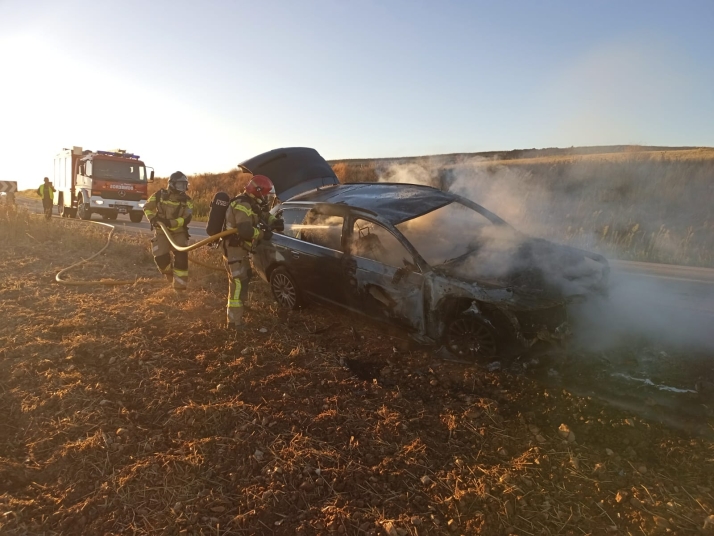Arde un coche en la CL-116 cerca de Mor&oacute;n de Almaz&aacute;n