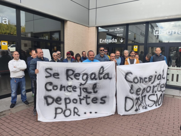 Los trabajadores de las instalaciones deportivas municipales: Te llaman a las 2 para entrar a las 3