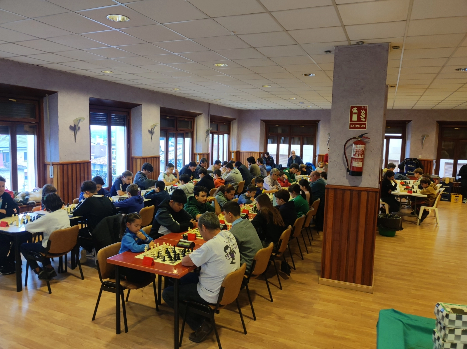 Foto 2 - El V Torneo de Ajedrez de Duruelo bate su r&eacute;cord con 50 participantes de todas las edades