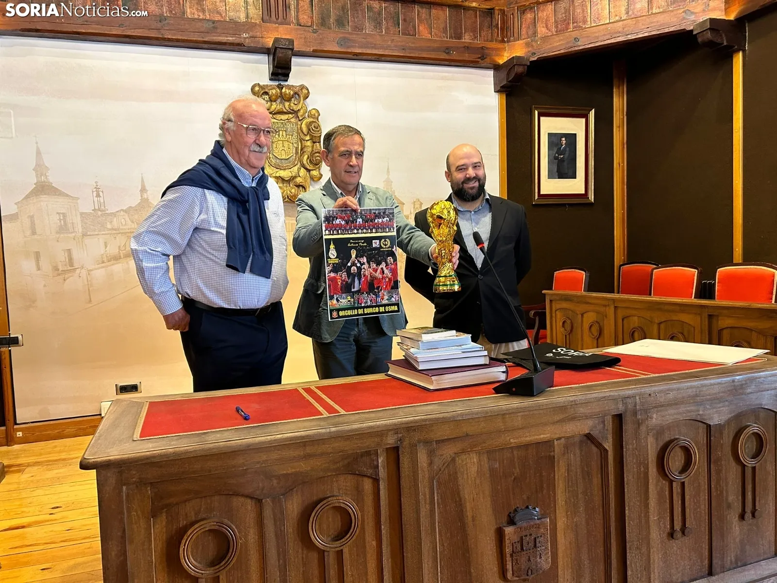 Foto 2 - El Burgo de Osma recibe con honores a Vicente del Bosque: &ldquo;Ten&iacute;a una deuda con este pueblo&rdquo;