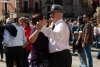 Dos sorianos vailan en la plaza Mayor de Soria. 