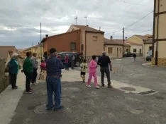 Los niños pisan la uva en Quintanilla de Tres Barrios.