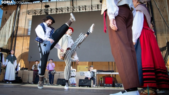 Fotos: Las danzas vizcaínas y valencianas invaden Soria
