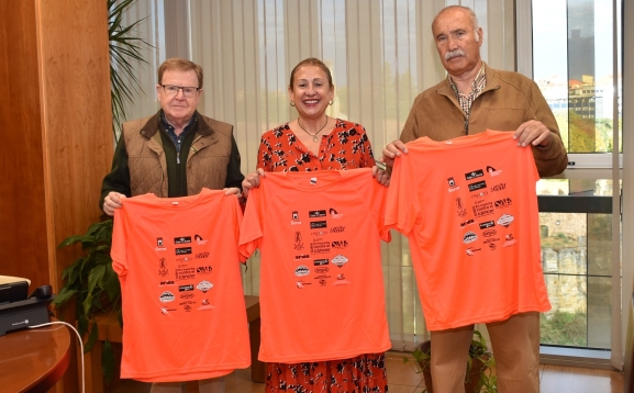 La AECC presenta en la Junta la camiseta para la XIII Marcha contra el cáncer