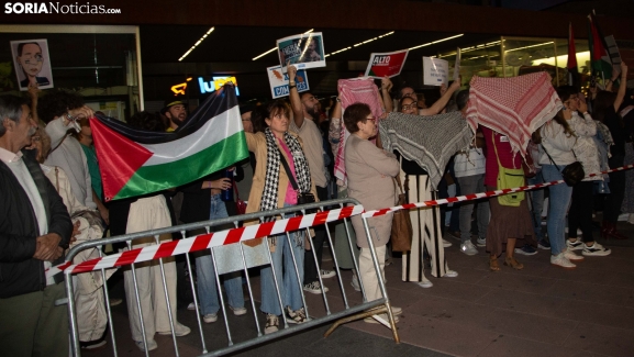 Decenas de manifestantes pro-Palestina sorprenden en la procesión del patrón de Soria
