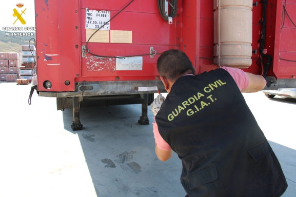 La Guardia Civil para a dos conductores y descubre que usaban la misma matrícula