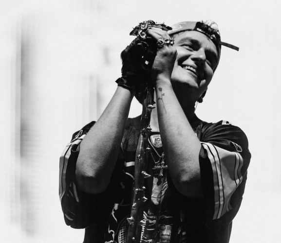 ¿Quién es Recycled J, el rapero que abre la tanda de conciertos de San Saturio?