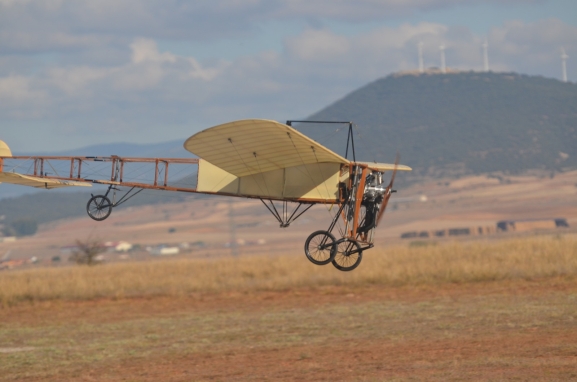 Acrobacias y réplicas históricas llenan el cielo de Soria en el 30º Festival de Aeromodelismo