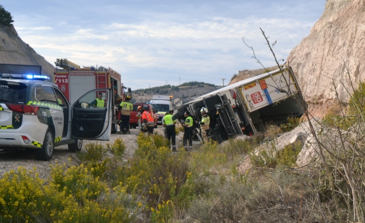 Un camionero se enfrenta a penas de cárcel tras volcar en la N-122 con mercancías peligrosas y cuadruplicar la tasa de alcoholemia