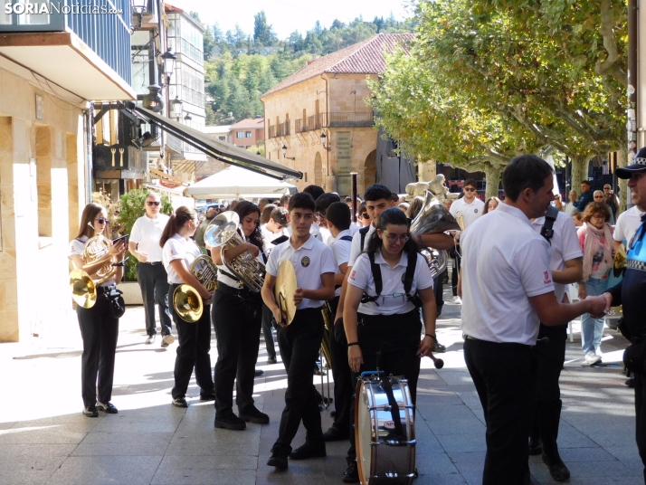 GALER&Iacute;A | Soria ya respira el ambiente festivo de San Saturio con el pasacalles de la Banda