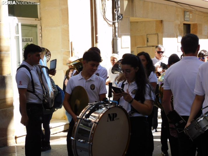 GALER&Iacute;A | Soria ya respira el ambiente festivo de San Saturio con el pasacalles de la Banda