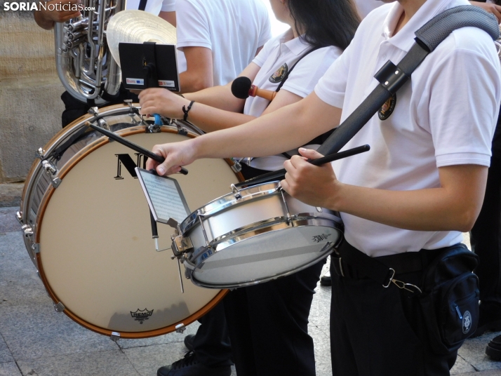 GALER&Iacute;A | Soria ya respira el ambiente festivo de San Saturio con el pasacalles de la Banda