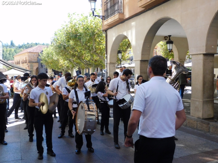 GALER&Iacute;A | Soria ya respira el ambiente festivo de San Saturio con el pasacalles de la Banda