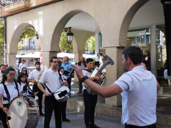 GALER&Iacute;A | Soria ya respira el ambiente festivo de San Saturio con el pasacalles de la Banda