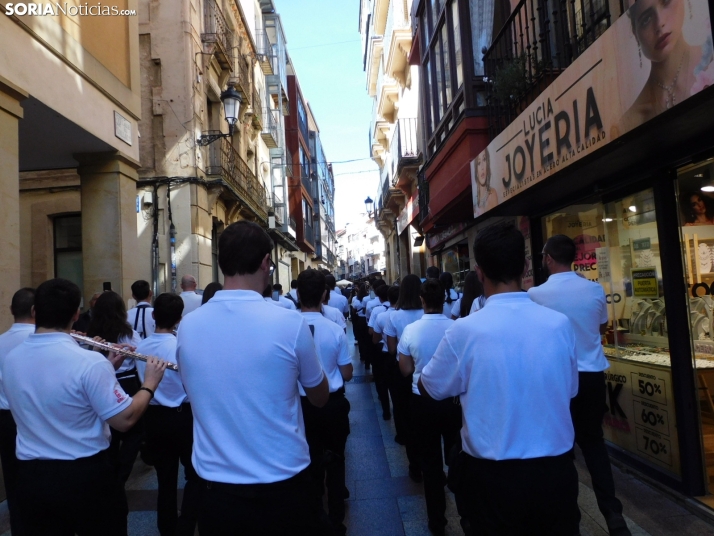 GALER&Iacute;A | Soria ya respira el ambiente festivo de San Saturio con el pasacalles de la Banda