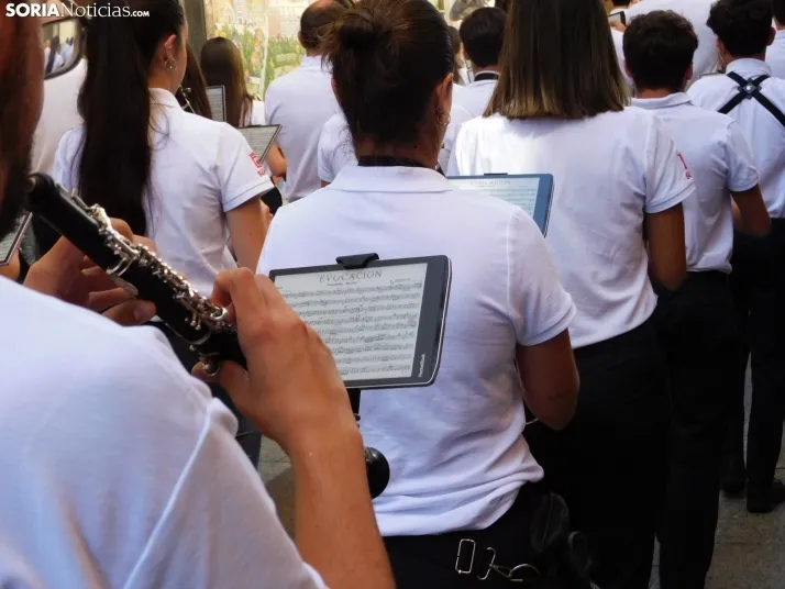 GALER&Iacute;A | Soria ya respira el ambiente festivo de San Saturio con el pasacalles de la Banda