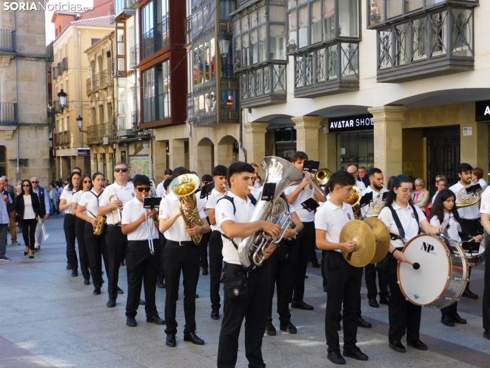 GALER&Iacute;A | Soria ya respira el ambiente festivo de San Saturio con el pasacalles de la Banda