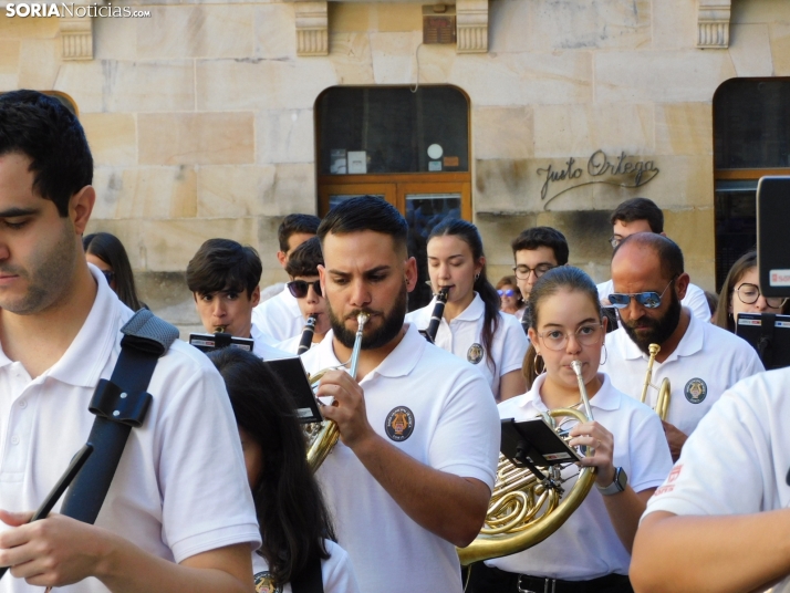 GALER&Iacute;A | Soria ya respira el ambiente festivo de San Saturio con el pasacalles de la Banda