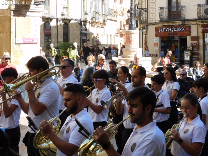 GALER&Iacute;A | Soria ya respira el ambiente festivo de San Saturio con el pasacalles de la Banda