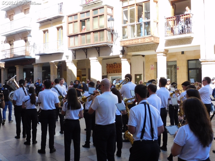 GALER&Iacute;A | Soria ya respira el ambiente festivo de San Saturio con el pasacalles de la Banda