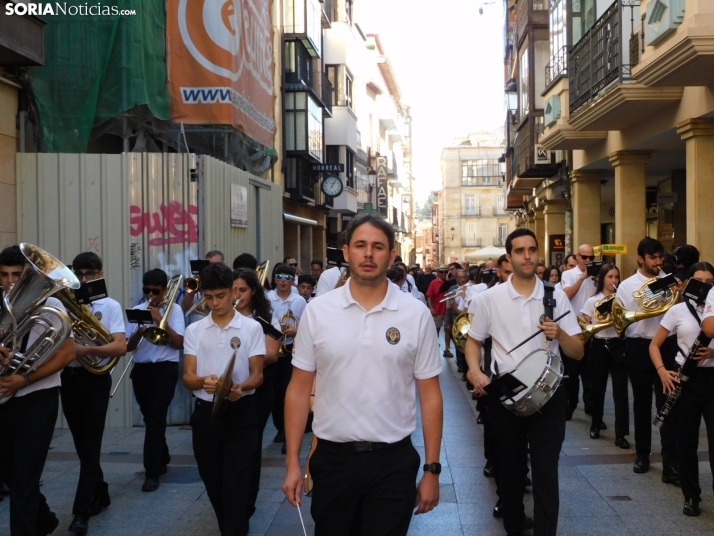 GALER&Iacute;A | Soria ya respira el ambiente festivo de San Saturio con el pasacalles de la Banda