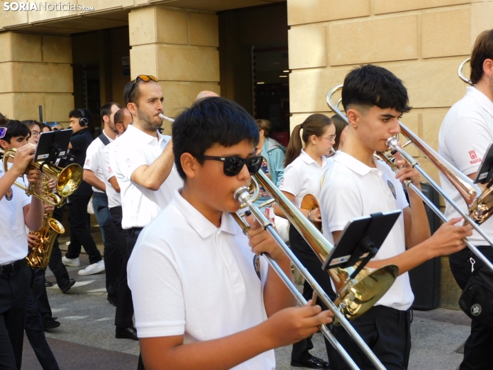 GALER&Iacute;A | Soria ya respira el ambiente festivo de San Saturio con el pasacalles de la Banda