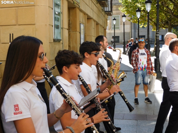 GALER&Iacute;A | Soria ya respira el ambiente festivo de San Saturio con el pasacalles de la Banda