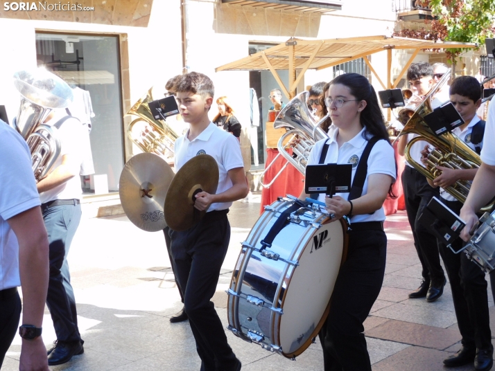 GALER&Iacute;A | Soria ya respira el ambiente festivo de San Saturio con el pasacalles de la Banda