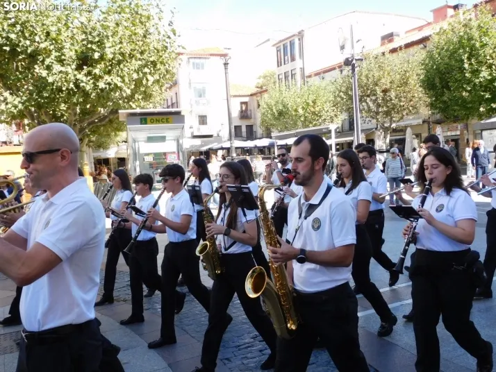 GALER&Iacute;A | Soria ya respira el ambiente festivo de San Saturio con el pasacalles de la Banda