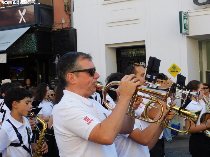 GALER&Iacute;A | Soria ya respira el ambiente festivo de San Saturio con el pasacalles de la Banda