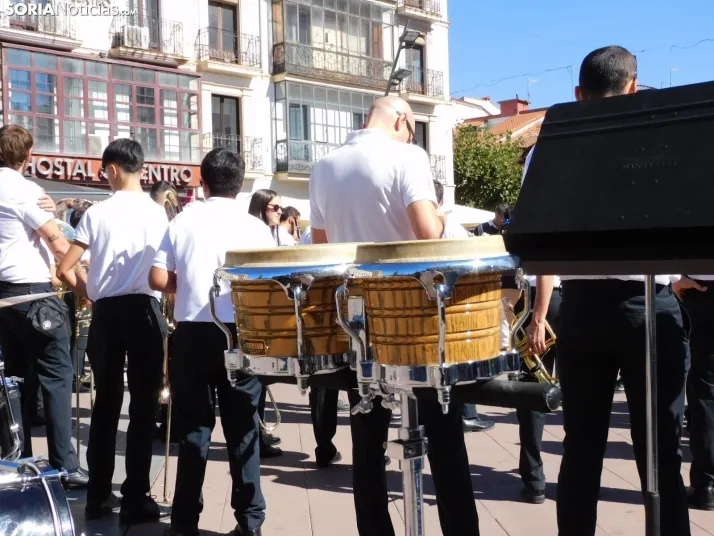 GALER&Iacute;A | Soria ya respira el ambiente festivo de San Saturio con el pasacalles de la Banda