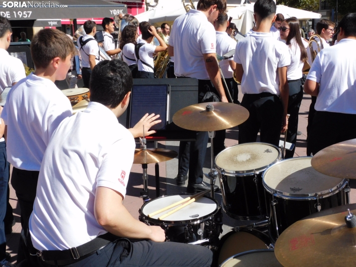 GALER&Iacute;A | Soria ya respira el ambiente festivo de San Saturio con el pasacalles de la Banda