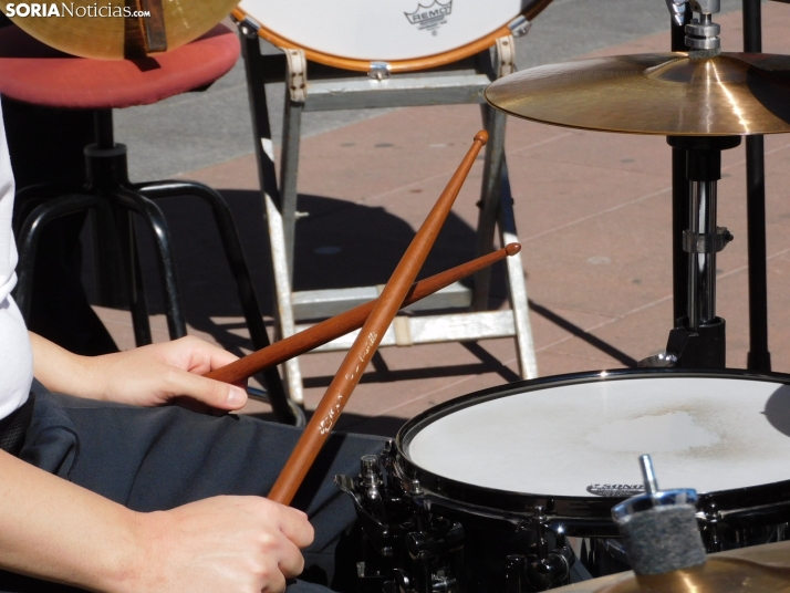 GALER&Iacute;A | Soria ya respira el ambiente festivo de San Saturio con el pasacalles de la Banda