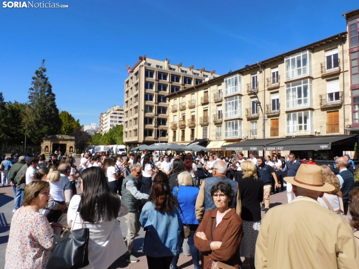 GALER&Iacute;A | Soria ya respira el ambiente festivo de San Saturio con el pasacalles de la Banda