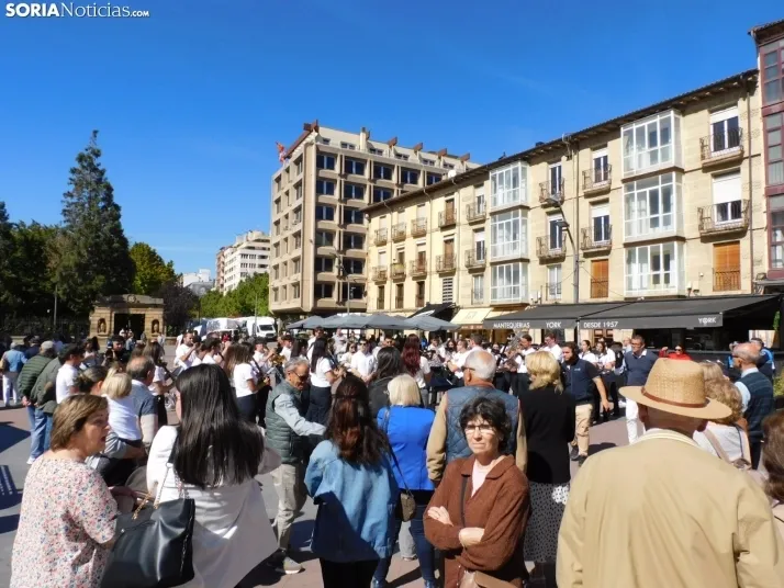 GALER&Iacute;A | Soria ya respira el ambiente festivo de San Saturio con el pasacalles de la Banda