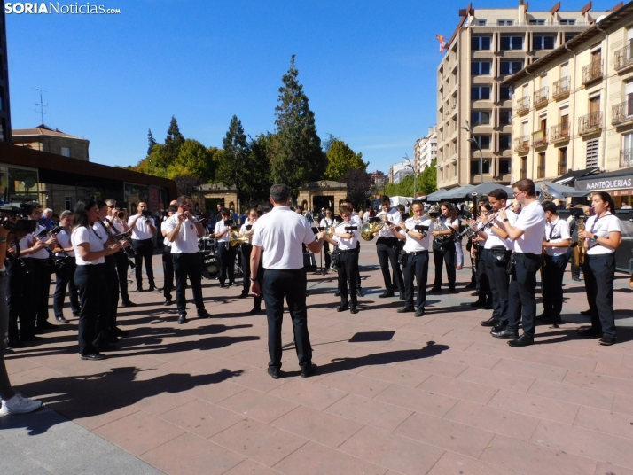 GALER&Iacute;A | Soria ya respira el ambiente festivo de San Saturio con el pasacalles de la Banda