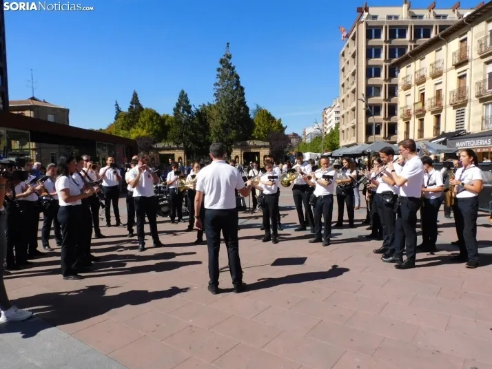 GALER&Iacute;A | Soria ya respira el ambiente festivo de San Saturio con el pasacalles de la Banda