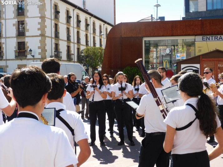 GALER&Iacute;A | Soria ya respira el ambiente festivo de San Saturio con el pasacalles de la Banda