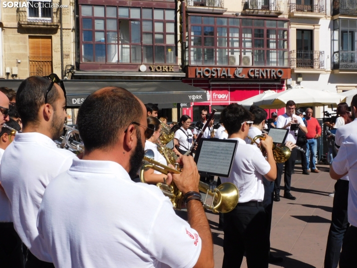 GALER&Iacute;A | Soria ya respira el ambiente festivo de San Saturio con el pasacalles de la Banda