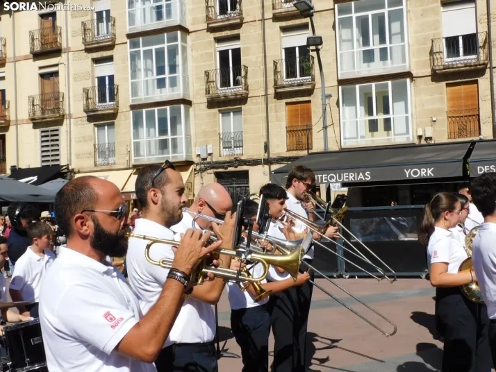 GALER&Iacute;A | Soria ya respira el ambiente festivo de San Saturio con el pasacalles de la Banda