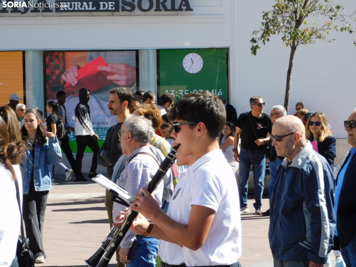 GALER&Iacute;A | Soria ya respira el ambiente festivo de San Saturio con el pasacalles de la Banda
