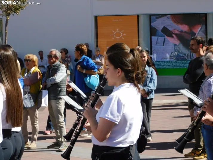GALER&Iacute;A | Soria ya respira el ambiente festivo de San Saturio con el pasacalles de la Banda