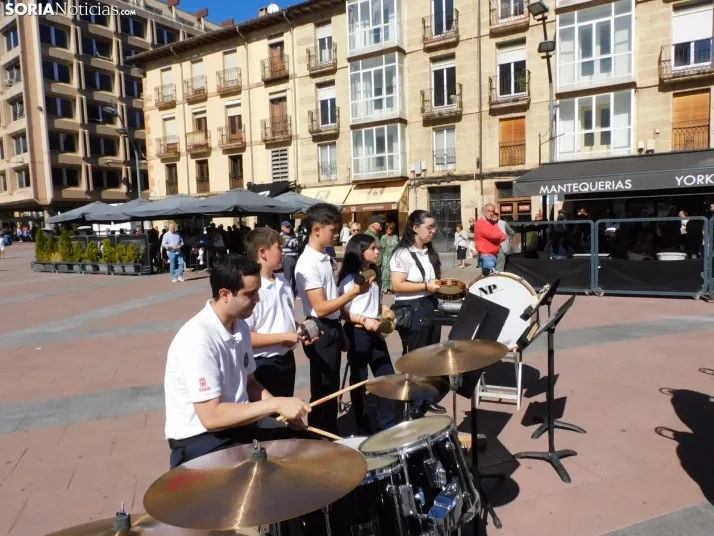 GALER&Iacute;A | Soria ya respira el ambiente festivo de San Saturio con el pasacalles de la Banda