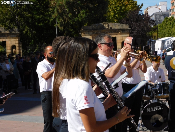 GALER&Iacute;A | Soria ya respira el ambiente festivo de San Saturio con el pasacalles de la Banda