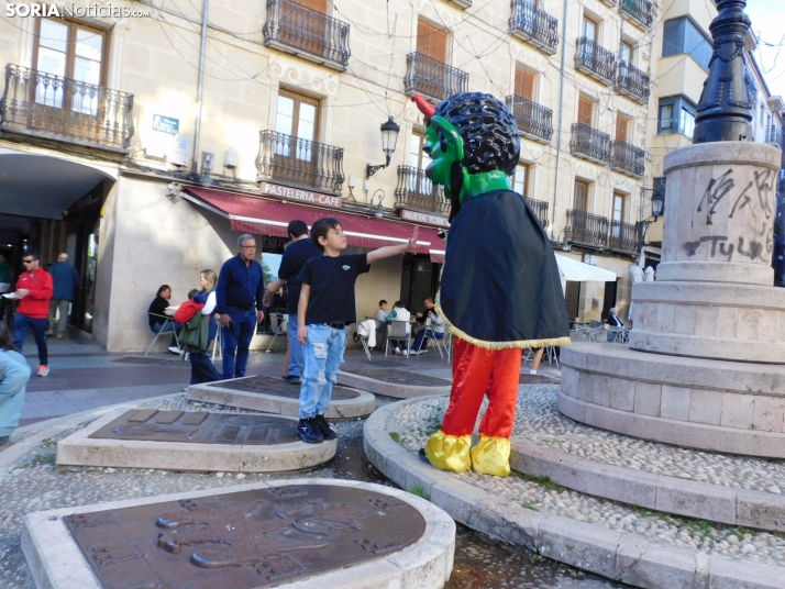Fotos: Centenares de ni&ntilde;os comienzan San Saturio escapando de los cabezudos por el centro de Soria
