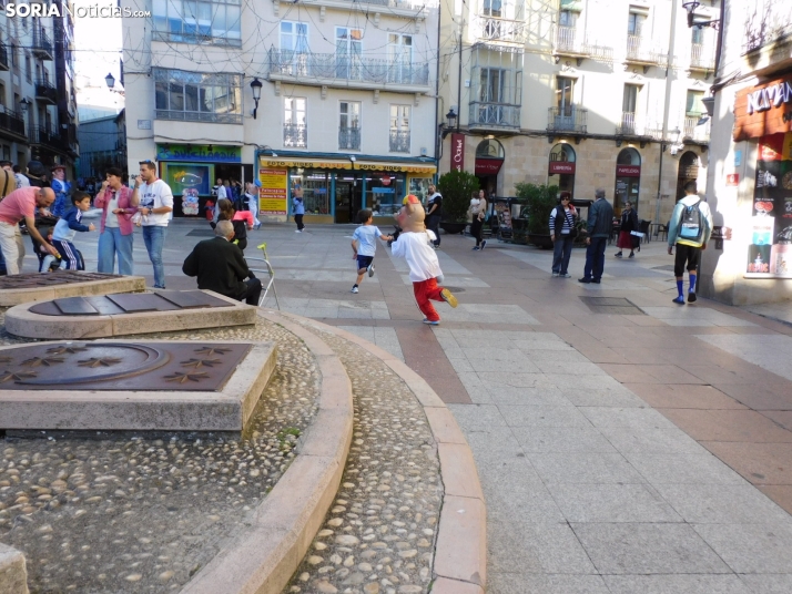 Fotos: Centenares de ni&ntilde;os comienzan San Saturio escapando de los cabezudos por el centro de Soria