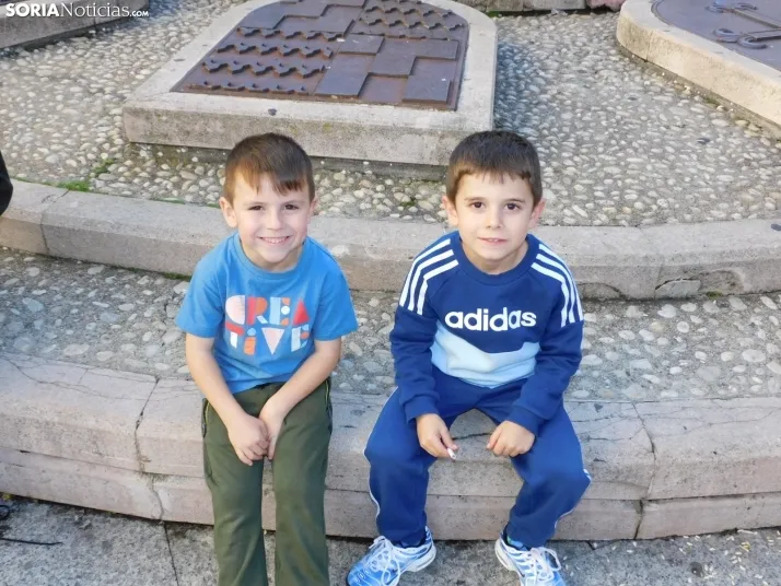 Fotos: Centenares de ni&ntilde;os comienzan San Saturio escapando de los cabezudos por el centro de Soria
