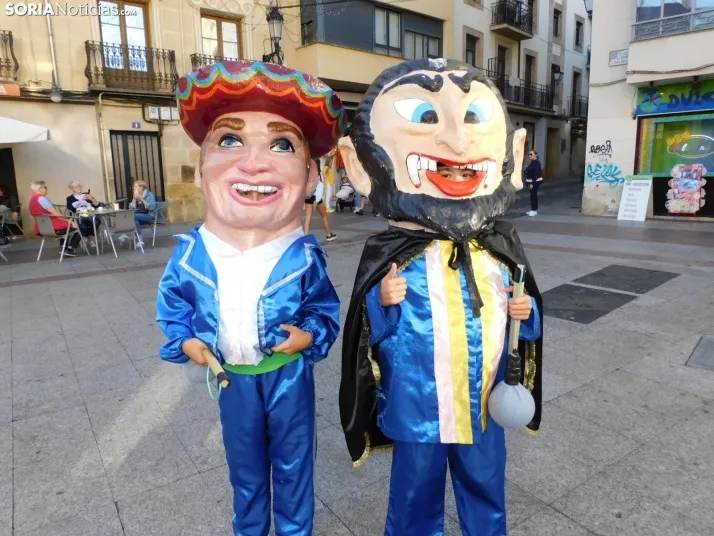 Fotos: Centenares de ni&ntilde;os comienzan San Saturio escapando de los cabezudos por el centro de Soria