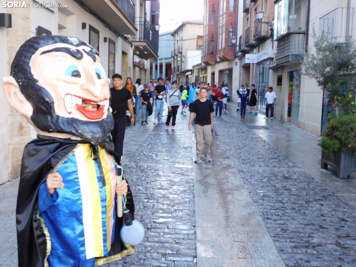 Fotos: Centenares de ni&ntilde;os comienzan San Saturio escapando de los cabezudos por el centro de Soria